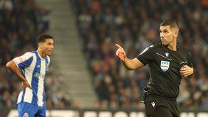 Árbitro mostra cartão vermelho durante o jogo FC Porto-Sp. Braga