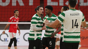 Jogadores do Sporting festejam um ponto durante um jogo de voleibol