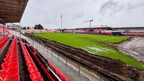 Relvado do Estádio Municipal 25 de Abril em substituição