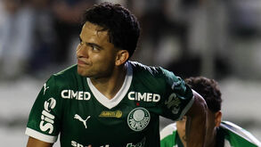 Os jogadores em ação durante o Juventude-Palmeiras