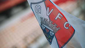 Bandeira com logo do Gil Vicente