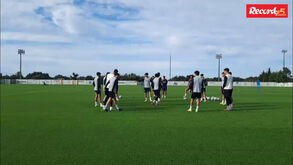 Luis Suárez com proteção no joelho direito na véspera do jogo com a Juventus