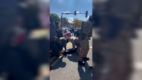 Vídeo mostra agente de imigração a dar socos a homem algemado nos EUA