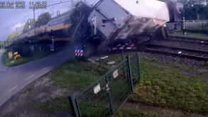 Imagens impressionantes mostram comboio a colidir com camião em passagem de nível na Holanda