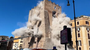 O momento em que parte de torre medieval desaba em Roma