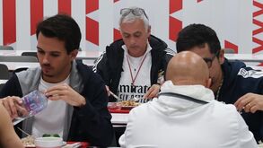 Mourinho no Benfica Campus 'de sol a sol': treinador até partilha refeitório com os jovens da formação