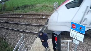 Jovem escapa por pouco a comboio de alta velocidade no Reino Unido   