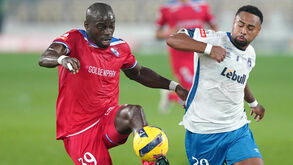 Os jogadores em ação durante o Gil Vicente-Santa Clara