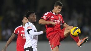 Oumar Camara disputa a bola com Samuel Dahl no V. Guimarães-Benfica