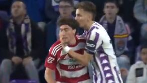 Iván Alejo deu um beijo a Hormigo e provocou a expulsão do adversário