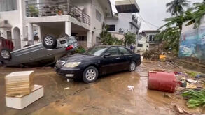 Um mar de lama e carros empilhados: tufão deixa rasto de destruição nas Filipinas