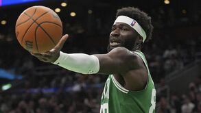 Neemias Queta em ação