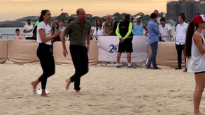Príncipe William arregaça as calças e mostra dotes para o voleibol na praia de Copacabana