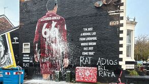 Mural de Alexander-Arnold em Liverpool vandalizado a horas do jogo com o Real: «Adeus, rato»