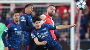 Momento do jogo entre o Arsenal e o Slavia de Praga