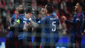 Jogadores do Arsenal festejam frente ao Slavia Praga