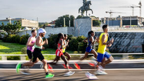 Atletas competem numa maratona perto da estátua equestre de D. João VI, no Porto