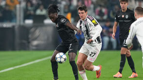 Os jogadores em ação durante o Juventus-Sporting