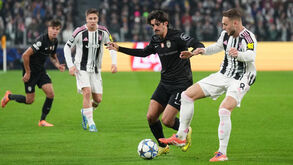 Os jogadores em ação durante o Juventus-Sporting