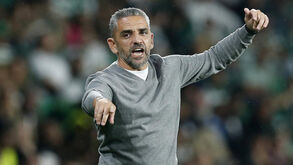 Rui Borges reage junto ao banco de suplentes do Sporting