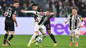 João Simões luta pela posse de bola com Locatelli