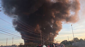 Imagens impressionantes mostram incêndio de grandes dimensões após queda de avião nos EUA: há pelo menos três mortos