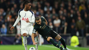 Destiny Udogie (à esquerda)