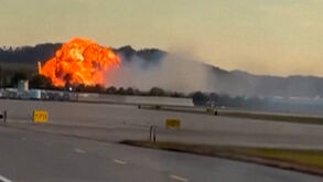 Vídeo mostra avião a explodir durante descolagem em aeroporto nos EUA