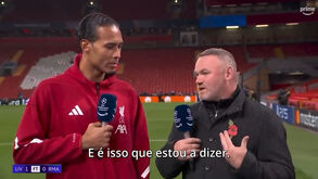 Van Dijk e Rooney 'picam-se' em entrevista tensa: «Não vou dizer mais nada...»