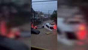Carros flutuam pelas ruas inundadas após passagem do tufão Kalmaegi pelas Filipinas