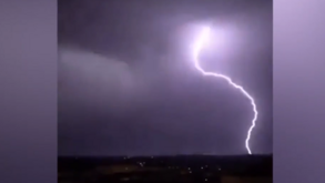 Chuva intensa e relâmpagos a rasgar o céu: as imagens do mau tempo de norte a sul do País