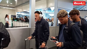 As imagens da partida do FC Porto para a Holanda... com um 'caça-autógrafos' à espera