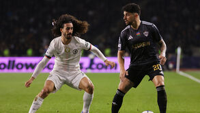 Jogo da Liga dos Campeões com jogadores do Qarabag e Chelsea em campo