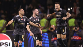 Jogadores do Qarabag celebram golo contra o Chelsea no Azerbaijão