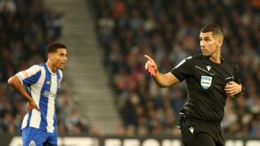 Fábio Veríssimo mostra o cartão vermelho