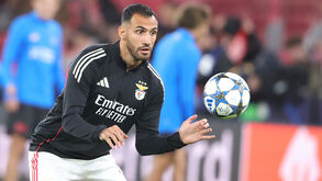 Grimaldo acompanha incidências do jogo Benfica-Bayer Leverkusen