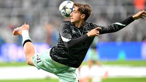 Jogador do Newcastle aquece para o jogo com o Athletic Bilbao