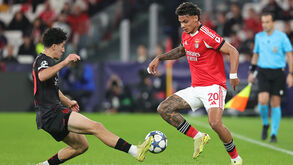 Jogo da Liga dos Campeões: duelo entre jogadores do Benfica e Bayer Leverkusen