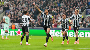 Jogadores do Newcastle festejam golo apontado ao Ath. Bilbao