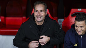 Kasper Hjulmand reage no banco de suplentes do Bayer Leverkusen