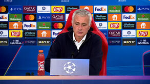 Mourinho revela o que disse no balneário aos jogadores após derrota diante do Bayer Leverkusen