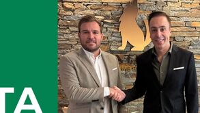 Rui Mota (à dir.) assinou contrato com o clube da Liga 3