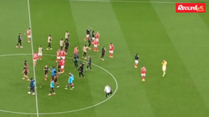 As imagens do pedido de desculpas de Dahl aos adeptos do Benfica no final do jogo com o Bayer Leverkusen