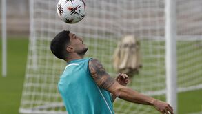 Fekir treina com a bola na cabeça antes do jogo Betis-Lyon na Liga Europa