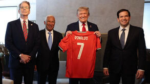 António Costa entrega camisola especial a Donald Trump