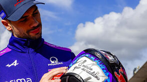 «O menino que acreditou»: Miguel Oliveira vai correr em Portimão com capacete especial