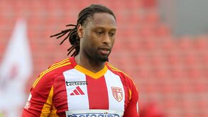 Rúben Semedo provocado por adeptos do Tondela durante jogo do AVS SAD