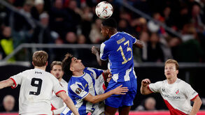 Futebolistas disputam a bola no jogo Utrecht-FC Porto da Liga Europa