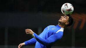 Futebolista do Sp. Braga controla a bola com a cabeça no jogo contra o Genk