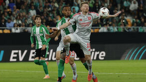 Lyon perde contra o Betis na Liga Europa com golos de Ezzalzouli e Antony